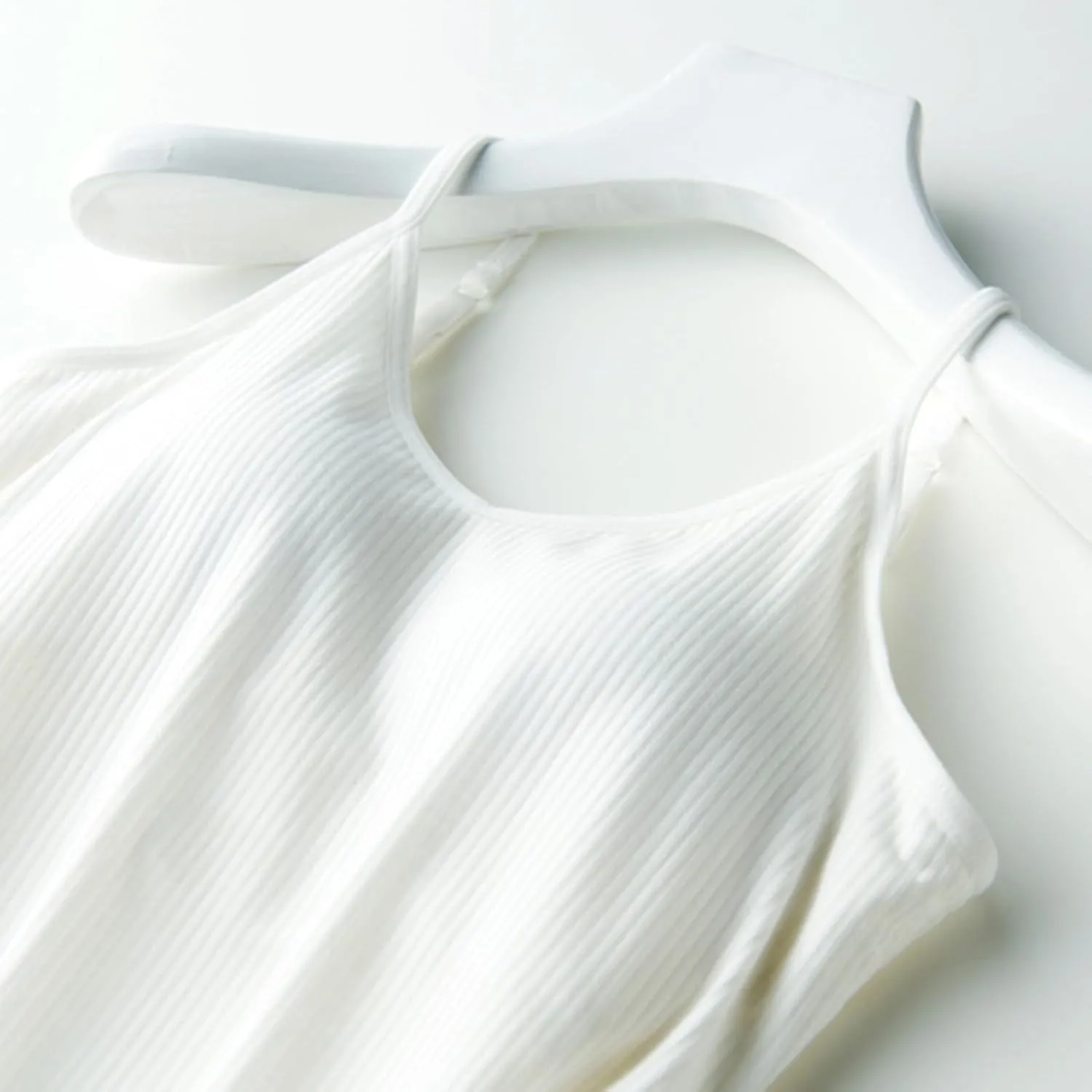 Built in Bra Tank Tops for Women Adjustable Spaghetti Strap Camisole Basic Cami Vest Summer 2025 Casual Undershirts